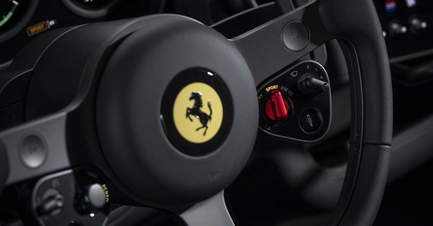 Ferrari frena in Borsa, accoglienza fredda per la prima auto elettrica