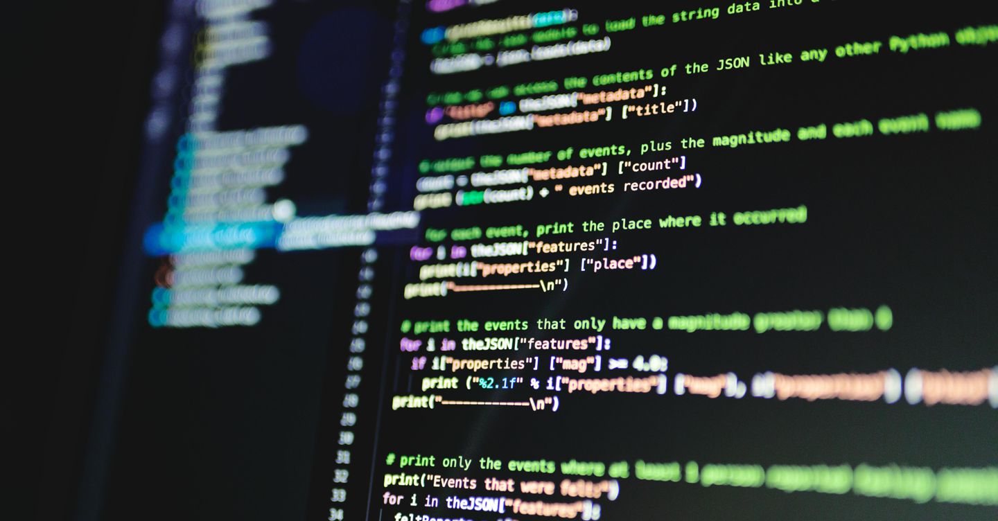 Sviluppo software, con l’AI efficienza in crescita tra il 25% e il 70%. Produttività raddoppiata entro il 2027