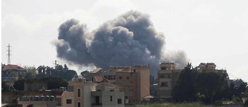 Il fumo sale dopo un raid a Kfar Joz, Libano May 26, 2026. REUTERS/Stringer     TPX IMAGES OF THE DAY REUTERS