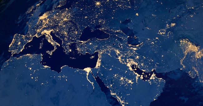 Il Mediterraneo allargato: le luci delle città d'Europa, del Medio Oriente, della Turchia e del Mar Nero viste dallo spazio. Elementi di questa immagine forniti dalla NASA Alamy Stock Photo