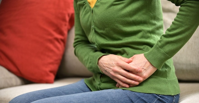  Dolore all'addome in una donna: sintomo di un problema alle ovaie Alamy Stock Photo