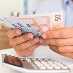 Male hand computer calculator money pen ldprod - stock.adobe.com