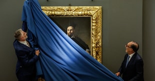 Il ministro della Cultura Alessandro Giuli e il presidente del Senato Ignazio La Russa nella Sala Capitolare della Biblioteca del Senato durante l'inaugurazione esposizione de Il Ritratto di Monsignor Maffeo Barberini ANSA