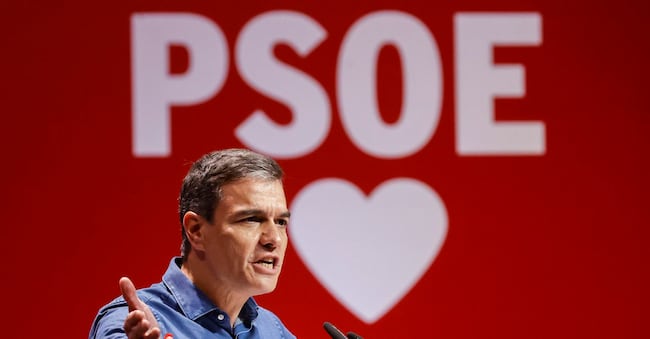 epaselect epa10747512 Il primo ministro spagnolo Pedro Sánchez durante l'incontro organizzato dal suo partito, il Psoe, nella città di Valencia, in Spagna, il 15 luglio 2023. Il PSOE dà il via all'ultima settimana della campagna elettorale, considerata «decisiva», con l'obiettivo di ottenere una mobilitazione «massiccia» in vista delle elezioni generali previste per il 23 luglio. EPA/KAI FOERSTERLING EPA