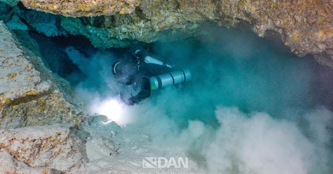 In una immagine pubblicat sul profilo Facbeboo di Dan Europe, le prime foto della grotta all'interno di una grotta nell'atollo di Vaavu nelle Maldive nella quale Sami Paakkarinen, Jenni Westerlund, Patrik Grönqvist, i tre sommozzatori finlandesi di Dan Europe, hanno svolto la missione per il recupero dei quattro corpi dei subacquei italiani, 22 maggio 2026.  ANSA