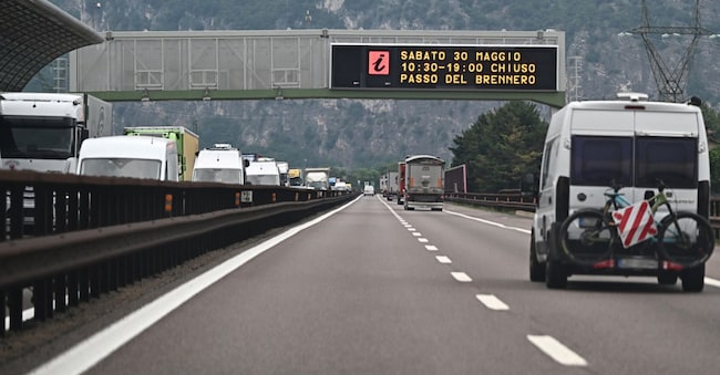 Il messaggio sull'autostrada che annnuncia la chiusura del Brennero dalle ore 11 alle 19, 28 maggio 2026. L’autostrada austriaca A13 del Brennero e la strada statale B182 saranno chiuse in entrambe le direzioni. ANSA/LUCA ZENNARO ANSA