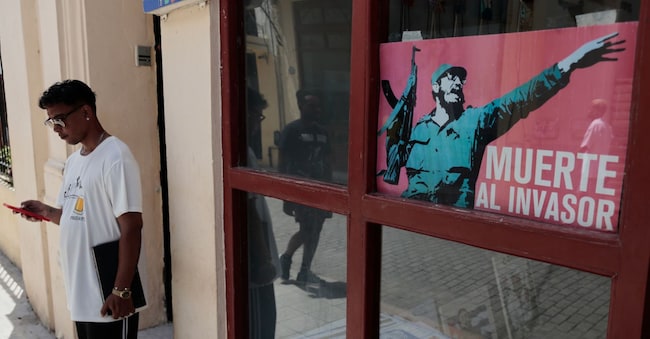 Un uomo in piedi accanto a un'immagine di Fidel Castro, con la scritta in spagnolo "Morte all'invasore", all'Avana, lunedì 25 maggio 2026. (Foto AP/Jorge Luis Banos)      Associated Press/ LaPresse Solo Italia e Spagna APN