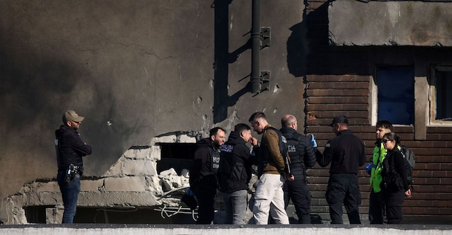 Agenti delle forze dell'ordine rumene al lavoro sul luogo di un'esplosione in un condominio, causata dall'impatto di un drone nei pressi del confine con l'Ucraina, a Galați, in Romania, il 29 maggio 2026. Inquam Photos/George Calin via REUTERS ATTENZIONE REDATTORI - QUESTA IMMAGINE È STATA FORNITA DA UNA TERZA PARTE. ROMANIA OUT. DIVIETO DI VENDITA COMMERCIALE O EDITORIALE IN ROMANIA via REUTERS