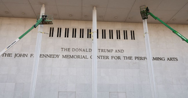 FOTO D'ARCHIVIO: L'insegna con il nome del presidente degli Stati Uniti Donald Trump, appena aggiunta, è visibile sulla facciata del John F. Kennedy Center for the Performing Arts, il giorno dopo che il consiglio di amministrazione dell'istituzione ha annunciato che avrebbe rinominato la struttura "The Donald J. Trump and The John F. Kennedy Memorial Center for the Performing Arts", a Washington, D.C., Stati Uniti, il 19 dicembre 2025. REUTERS/Kevin Lamarque/Foto d'archivio REUTERS
