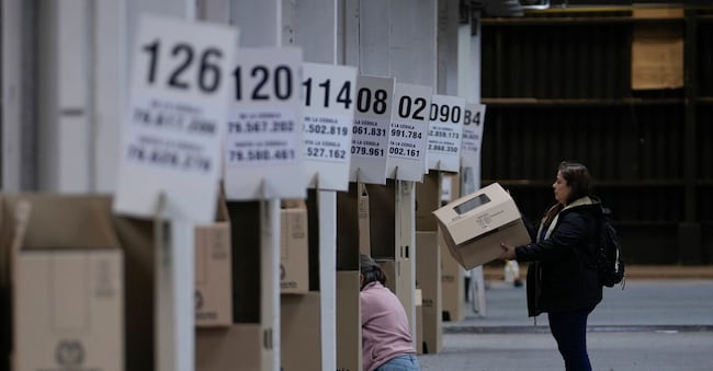 Venerdì 29 maggio 2026, a Bogotà, in Colombia, gli addetti alle operazioni elettorali allestiscono un seggio in vista delle elezioni presidenziali di domenica. (AP Photo/Matias Delacroix)