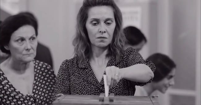 Paola Cortellesi (De’) vota nel film «C’è ancora domani» da lei diretto e interpretato