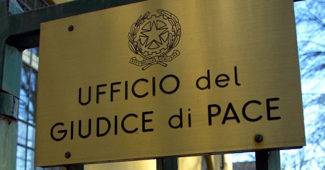 SEDE DEL GIUDICE DI PACE DI VIA FRANCESCO SFORZA 23, (© Alberto Cattaneo / Fotogramma, MILANO - 2002-01-02) FOTOGRAMMA