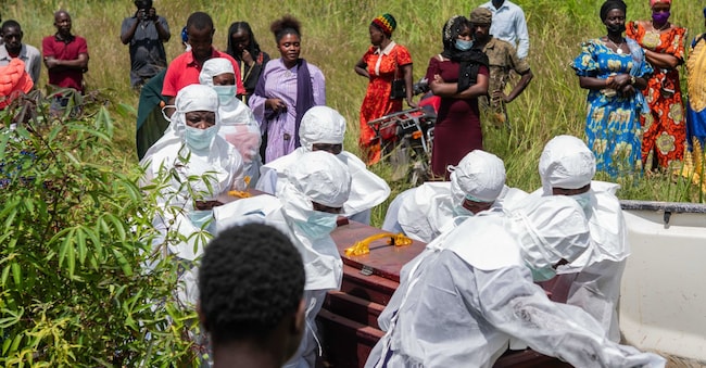 Gli operatori della Croce Rossa preparano una bara contenente il corpo di una vittima dell'Ebola per la sepoltura al cimitero di Rwampara, a Bunia, in Congo, sabato 23 maggio 2026. (Foto AP/Moses Sawasawa) APN