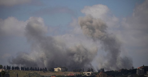 Il fumo si alza dal Libano meridionale in seguito agli attacchi israeliani, come si vede da Nabatieh, in Libano, il 30 maggio 2026. REUTERS/ Stringer IMMAGINI DEL GIORNO DI TPX REUTERS
