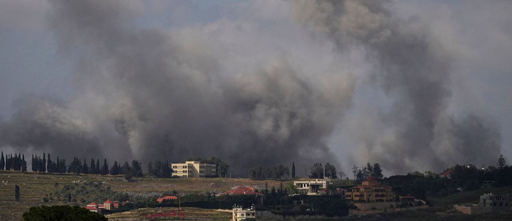 Il fumo si alza dal Libano meridionale in seguito agli attacchi israeliani, come si vede da Nabatieh, in Libano, il 30 maggio 2026. REUTERS/ Stringer IMMAGINI DEL GIORNO DI TPX REUTERS
