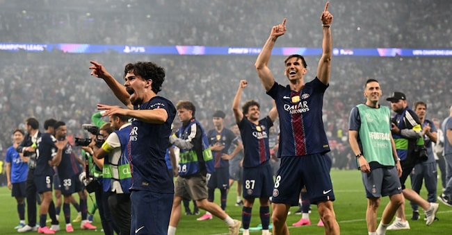 Calcio - UEFA Champions League - Finale - Paris Saint-Germain vs Arsenal - Puskas Arena, Budapest, Ungheria - 30 maggio 2026 Vitinha, Fabian Ruiz e João Neves del Paris Saint-Germain festeggiano dopo aver vinto la UEFA Champions League REUTERS/Angelika Warmuth REUTERS