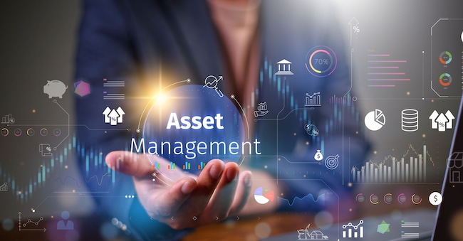 Concetto di gestione patrimoniale, Businessman Holding Asset Management e Icon in esposizione virtuale. Finanza, immobili, risorse digitali. kitipol - stock.adobe.com
