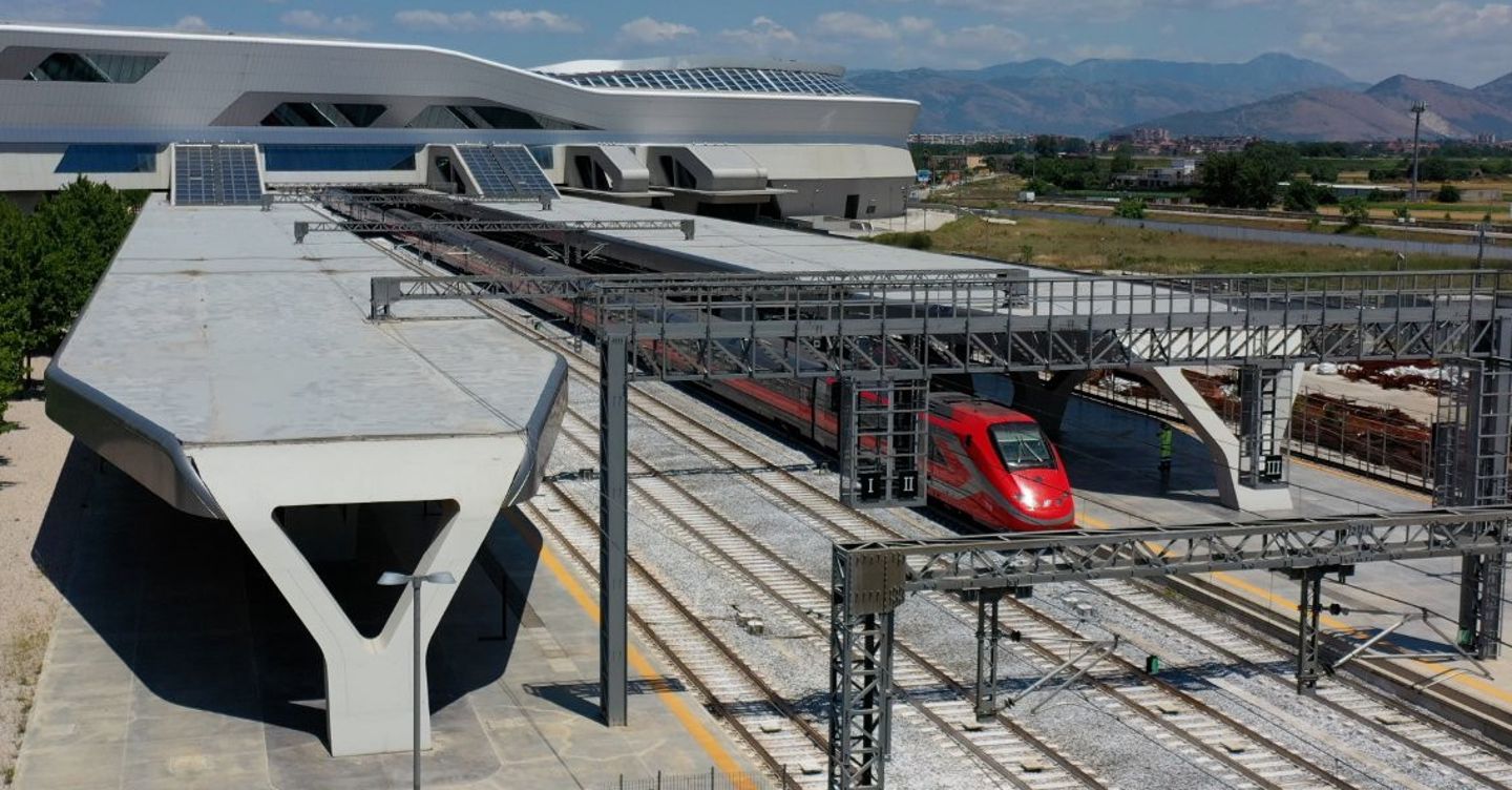 https://i2.res.24o.it/images2010/S24/Documenti/2026/05/31/Immagini/Ritagli/FRECCIAROSSA%20NAPOLI%20AFRAGOLA-U53241511708jab-1440x752@IlSole24Ore-Web.jpg