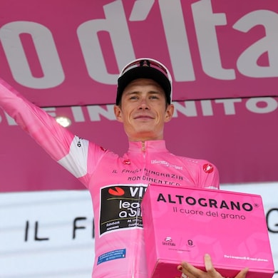 Il danese Jonas Vingegaard Hansen del Team Visma | Lease A Bike (maglia rosa), vincitore della tappa, sul podio durante la ventesima tappa del Giro d’Italia, da Gemona del Friuli a Piancavallo, sabato 30 maggio 2026. (Foto di Simone Spada / LaPresse) LAPRESSE
