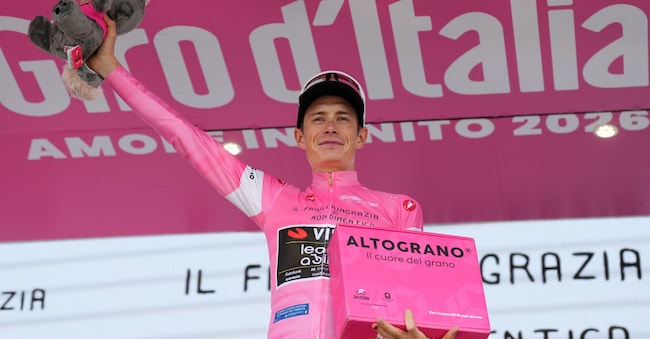 Il danese Jonas Vingegaard Hansen del Team Visma | Lease A Bike (maglia rosa), vincitore della tappa, sul podio durante la ventesima tappa del Giro d’Italia, da Gemona del Friuli a Piancavallo, sabato 30 maggio 2026. (Foto di Simone Spada / LaPresse) LAPRESSE