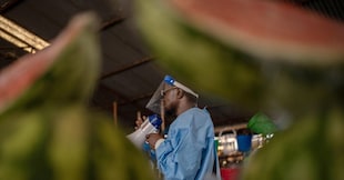 epa13002634 A coordinator with U-Reporters, an UNICEF program to engage and inform local communities, wears a protective gown as he takes part in a campaign to raise awareness against Ebola in Goma, North Kivu, Democratic Republic of Congo, 29 May 2026. The World Health Organization (WHO) has declared that the Ebola disease caused by the Bundibugyo virus in the Democratic Republic of the Congo and Uganda constitutes a public health emergency of international concern (PHEIC).  EPA/MARIE JEANNE MUNYERENKANA EPA