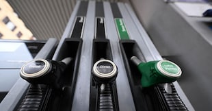 Il prezzo del carburante in forte aumento. ANSA/LUCA ZENNARO
(generica benzina, super senza piombo, gasolio, distributore, carburanti, prezzo alla pompa, accise) ANSA
