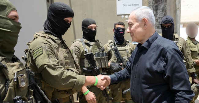 Il premier israeliano Benjamin Netanyahu in visita alla Divisione 36 dell'Idf al confine settentrionale insieme al ministro della Difesa Israel Katz e al vice capo di stato maggiore Tamir Yadai. 29 maggio 2026. Ufficio stampa Netanyahu  ANSA
