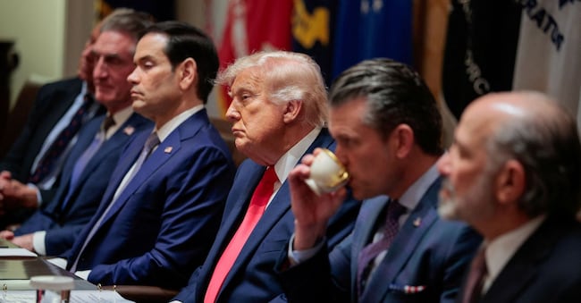 Il segretario degli Interni degli Stati Uniti Doug Burgum, il segretario di Stato Marco Rubio, il presidente degli Stati Uniti Donald Trump, il segretario alla Difesa Pete Hegseth e il segretario al Commercio Howard Lutnick partecipano a una riunione di gabinetto nella Sala del Gabinetto alla Casa Bianca, a Washington, D.C., Stati Uniti, il 27 maggio 2026. REUTERS/Evan Vucci REUTERS