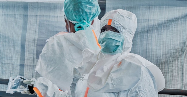 Il personale medico dell'Alliance for International Medical Action (ALIMA), una ONG internazionale, indossa i dispositivi di protezione individuale (DPI) mentre allestisce un centro di cura per la gestione dell'Ebola, mentre le agenzie intensificano gli sforzi per contenere una nuova epidemia di Ebola causata dal ceppo virale Bundibugyo, a Rwampara, nei pressi di Bunia, nella provincia di Ituri, Repubblica Democratica del Congo, il 29 maggio 2026. REUTERS/Gradel Muyisa Mumbere REUTERS