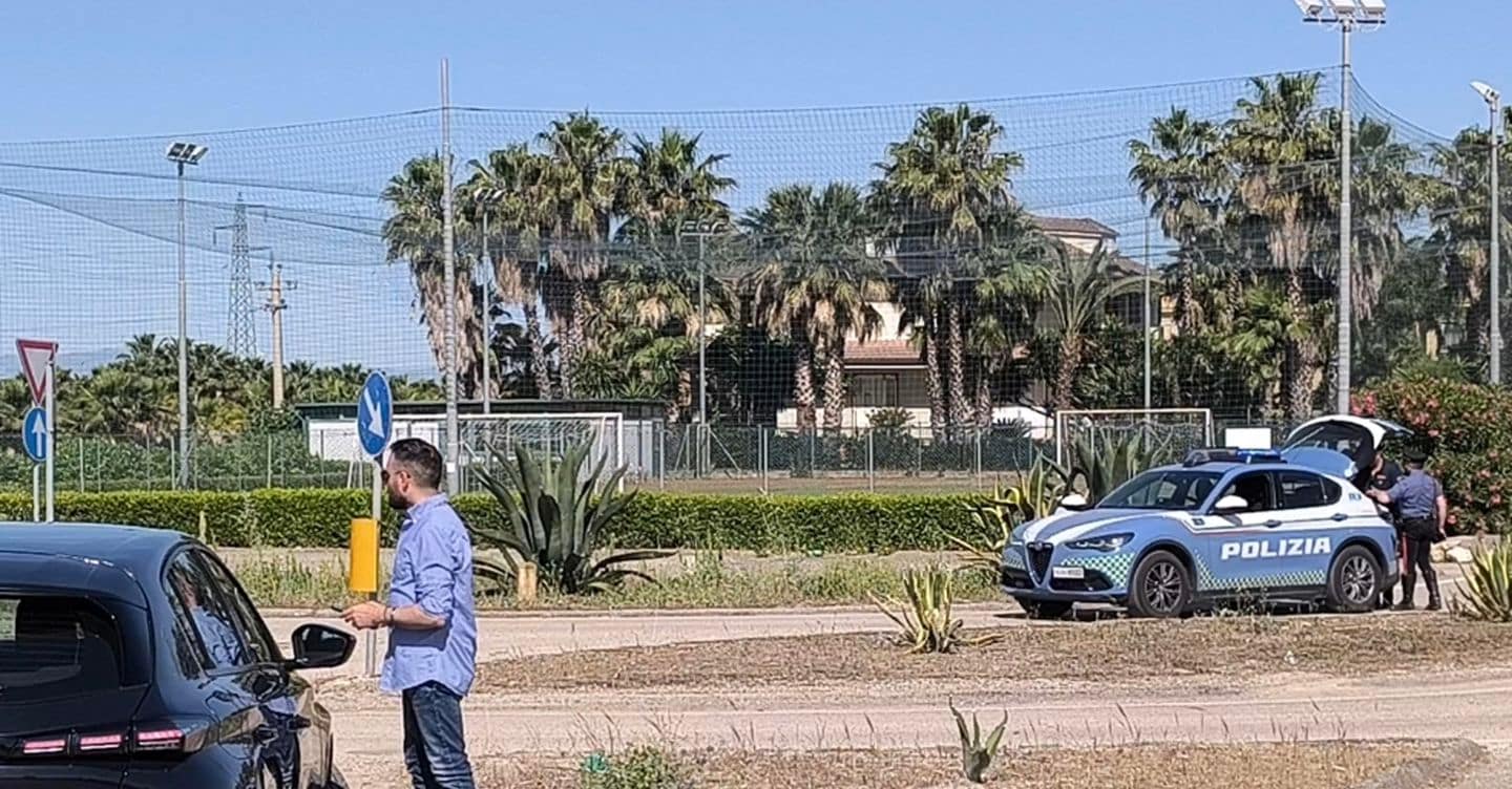 Fuggono a posto di blocco e si schiantano, muore 16enne