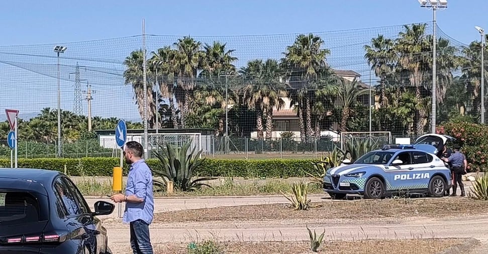 Fuggono a posto di blocco e si schiantano, muore 16enne
