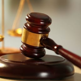 Wooden judges gavel on wooden table, close up Africa Studio - stock.adobe.com