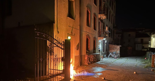 Le fiamme davanti all'abitazione a Enego (Vicenza) di Adriano Cappellari, giovane cronista vicentino impegnato nel raccontare la situazione di Caivano (Napoli) e l'attività di don Maurizio Patriciello. Enego, 31 maggio 2026. ANSA/TOMMASO QUAGGIO ANSA