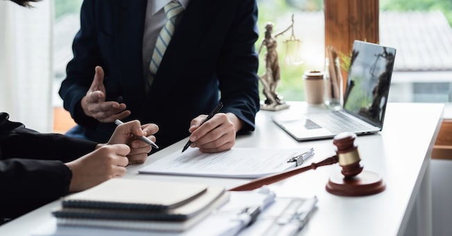 Law, Consultation, Agreement, Contract, Attorney or Lawyer holding a pen is consulting with a client to explain the pattern of answering questions before going to court to decide a lawsuit Jirapong - stock.adobe.com