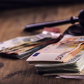 Judge's hammer gavel. Justice and euro money. Euro currency. Court gavel and rolled Euro banknotes. Representation of corruption and bribery in the judiciary. weyo - stock.adobe.com