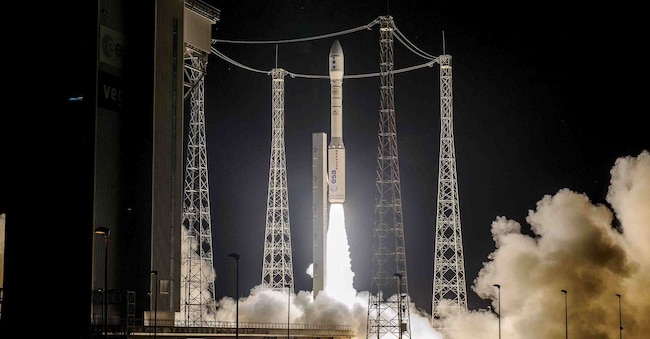 Il momento in cui si accendono i motori del lanciatore Vega presso lo spazio porto di Kourou (Foto di: DR/SP/Andia/Universal Images Group via Getty Images)