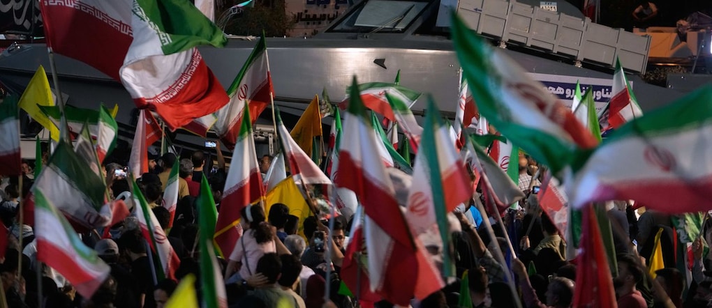 Un motoscafo d’assalto delle Guardie Rivoluzionarie iraniane viene mostrato mentre i manifestanti sventolano bandiere iraniane durante una manifestazione filo-governativa in Piazza della Rivoluzione Islamica a Teheran, Iran, sabato 30 maggio 2026. (AP Photo/Vahid Salemi) Associated Press / LaPresse APN