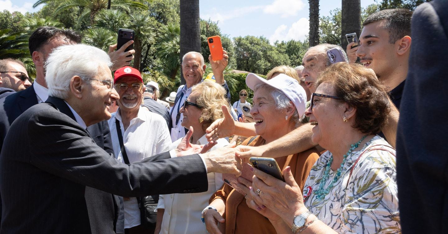 Il 2 giugno voluto da Mattarella: giardini del Quirinale aperti alle fasce deboli e artisti pop sul palco