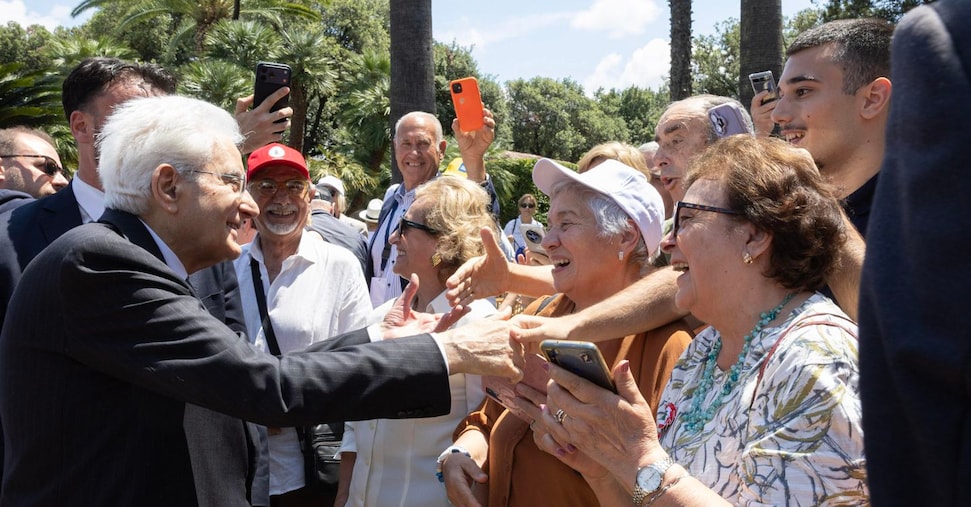 il 2 giugno voluto da mattarella giardini del quirinale aperti alle fasce deboli e artisti pop sul palco
