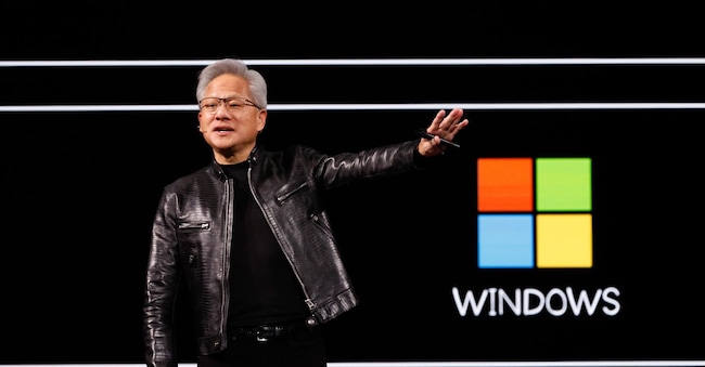 epa13008185 Il CEO di NVIDIA, Jensen Huang, annuncia una partnership con Windows durante il suo discorso di apertura nell'ambito della fiera COMPUTEX 2026 dedicata all'intelligenza artificiale, tenutasi a Taipei, Taiwan, il 1° giugno 2026. EPA/RITCHIE B. TONGO EPA