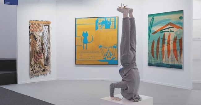 Lo stand della galleria Dialogue nella sezione Opening, un duo show tra Sara Graça e Gonçalo Pena
