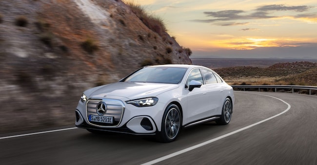 Mercedes Classe C elettrica, in alto, è una berlina lunga quasi 490 metri, arriva a 762 chilometri di autonomia e segue lo stile introdotto da GLC a zero emissioni. A bordo debutta uno schermo da ben 39 pollici