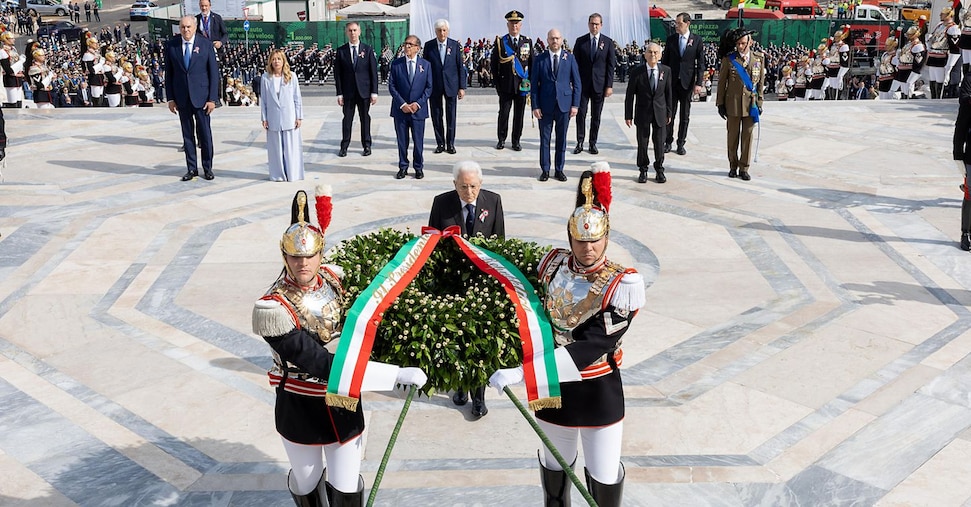 Mattarella: il 2 giugno segnò compimento di un atto di libertà senza precedenti Mattarella: il 2 giugno segnò compimento di un atto di libertà senza precedenti