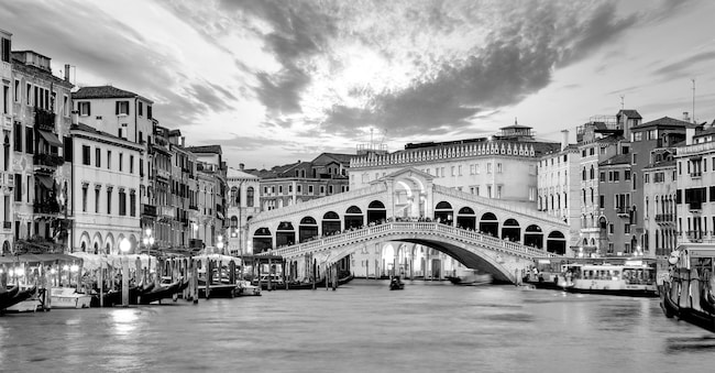 Venezia al tramonto, il famoso Canal Grande e il Ponte di Rialto. Meta turistica molto popolare. (© Venice Climate Week)