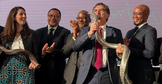 L’amministratore delegato di Canal+ Maxime Saada suona il corno di Kudu per la quotazione del gruppo a Johannesburg REUTERS