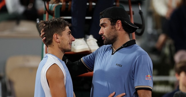 L’abbraccio tra Matteo Arnaldi e Matteo Berrettini dopo il ritiro del giocatore romano nei quarti di finale REUTERS/Stephanie Lecocq REUTERS