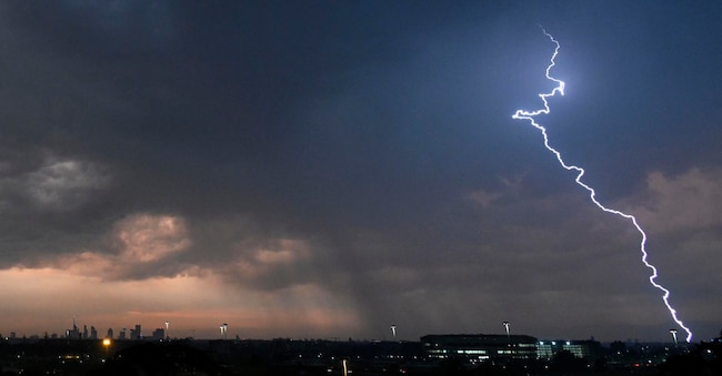 Il temporale con forti scrosci d'acqua e una breve grandinata che si è abbattuto su Milano // Lightning struck during a thunderstorm with heavy rain and a brief hailstorm that hit Milan .                                          ANSA/DANIEL DAL ZENNARO ANSA