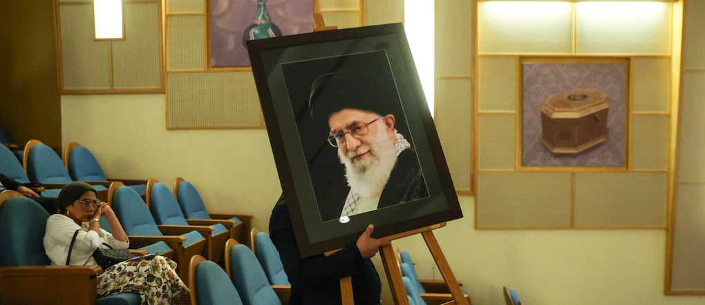 Un uomo tiene in mano un ritratto del defunto leader supremo iraniano, l'ayatollah Ali Khamenei, durante le cerimonie in memoria delle vittime del massacro di Minab e in occasione del 37° anniversario della morte dell'imam Ruhollah Khomeini, a Kuala Lumpur, in Malesia, 3 giugno 2026. Gli eventi commemorano le vittime di un attacco missilistico alla scuola femminile Shajarah Tayyibah a Minab, nel sud dell'Iran, durante un'operazione militare congiunta tra Stati Uniti e Israele il 28 febbraio 2026, oltre a celebrare l'anniversario della morte dell'Imam Ruhollah Khomeini. EPA/FAZRY ISMAIL EPA
