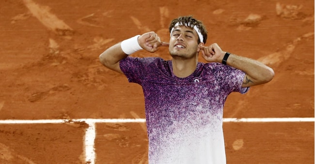 L'italiano Flavio Cobolli festeggia la vittoria nei quarti di finale del torneo di tennis del Grande Slam dell'Open di Francia, al Roland Garros di Parigi, Francia, il 3 giugno 2026, contro il canadese Felix Auger-Aliassime.  EPA/YOAN VALAT EPA