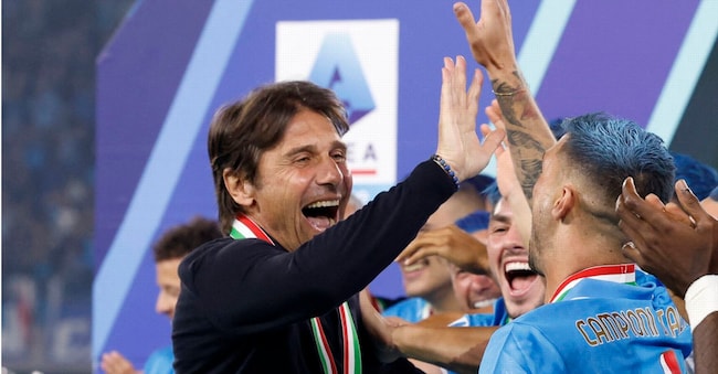 Calcio - Serie A - Napoli-Cagliari - Stadio Diego Armando Maradona, Napoli, Italia - 24 maggio 2025 L'allenatore del Napoli Antonio Conte festeggia con i suoi giocatori la vittoria della Serie A REUTERS/Remo Casilli REUTERS